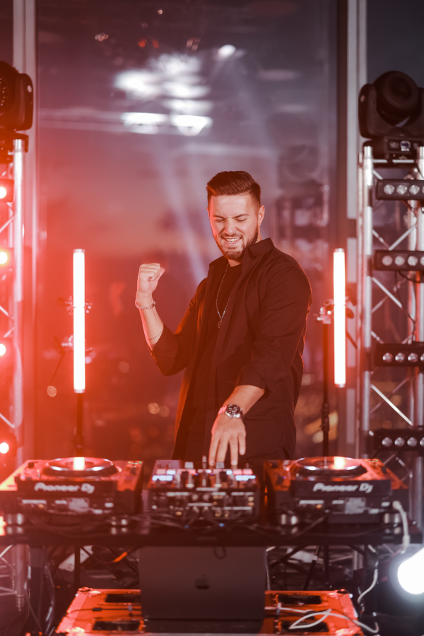 Диджеи Александр Детистов