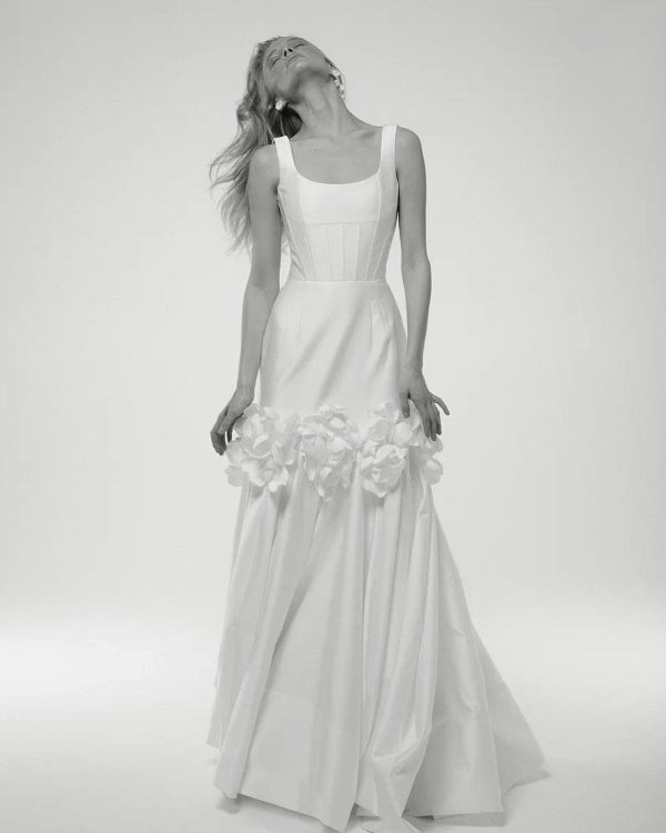 Корсетные, бюстье и мини: 10 актуальных свадебных