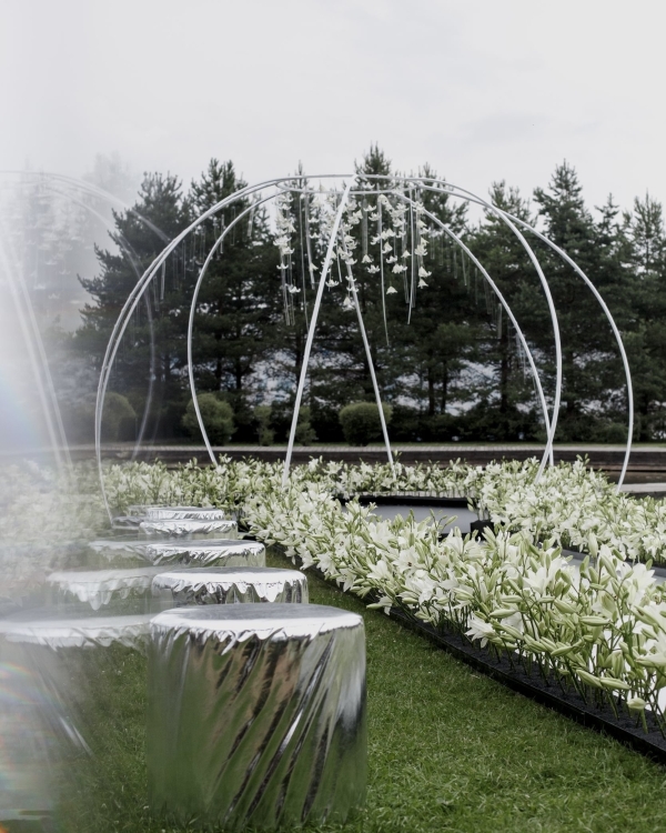 История свадебного декора с 2500 лилий, шестиугольной