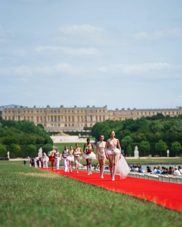 Бесконечная красная дорожка, дивный сад и подводное