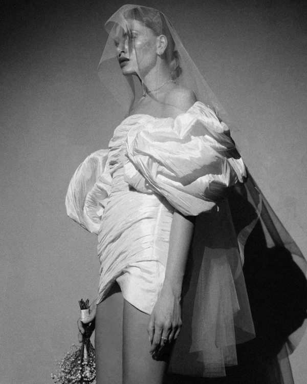 Корсетные, бюстье и мини: 10 актуальных свадебных