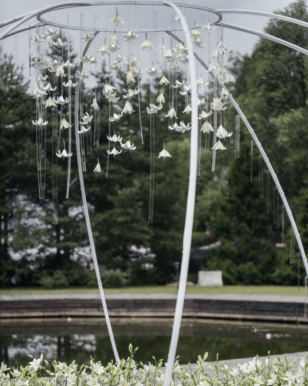 История свадебного декора с 2500 лилий, шестиугольной