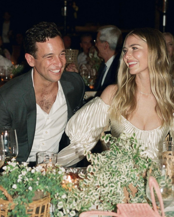 Свадебный этикет: как общаться, если никого не