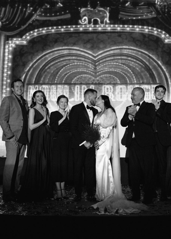 Кинематографичная свадьба в эстетике «Мулен Руж» в