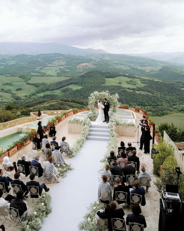 Свадебный этикет: как общаться, если никого не