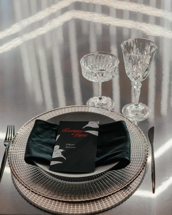 История свадебного декора с 2500 лилий, шестиугольной