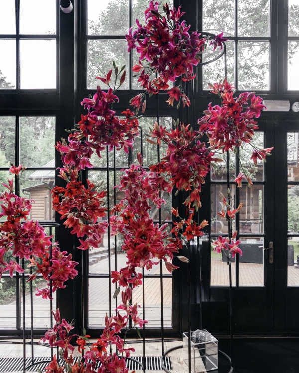 История свадебного декора с 2500 лилий, шестиугольной