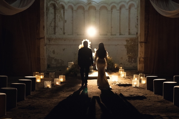 Кинематографичная свадьба в эстетике «Мулен Руж» в