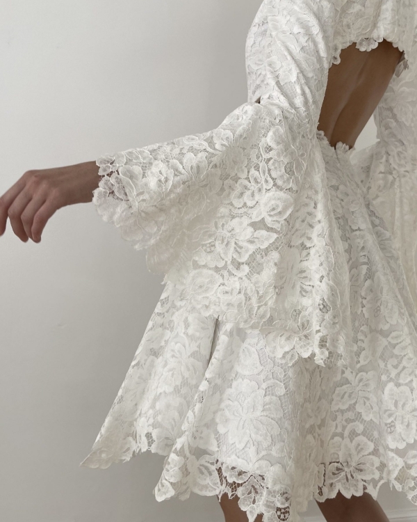 Корсетные, бюстье и мини: 10 актуальных свадебных