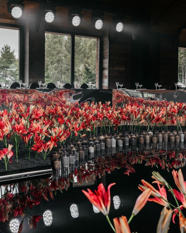 История свадебного декора с 2500 лилий, шестиугольной