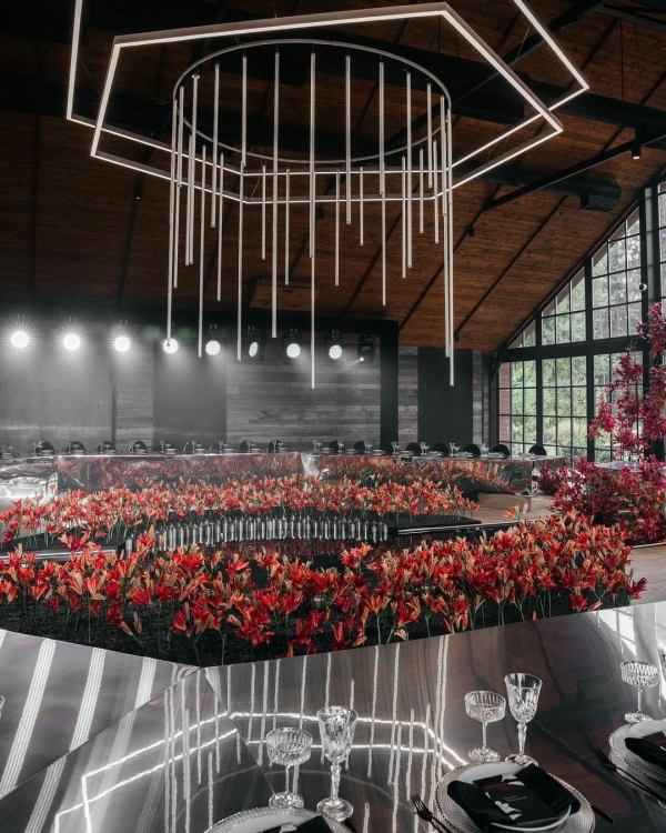 История свадебного декора с 2500 лилий, шестиугольной