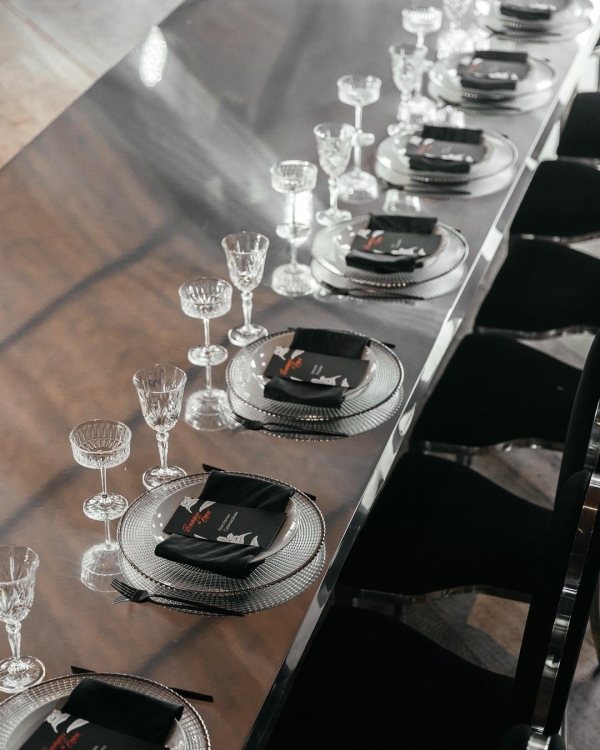 История свадебного декора с 2500 лилий, шестиугольной