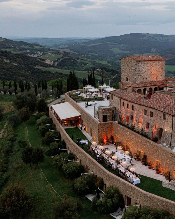 Свадебный этикет: как общаться, если никого не