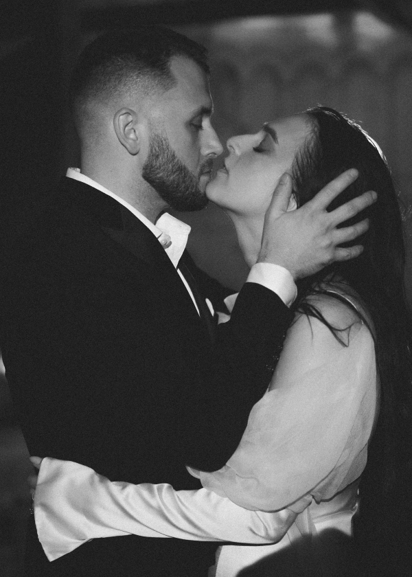 Кинематографичная свадьба в эстетике «Мулен Руж» в