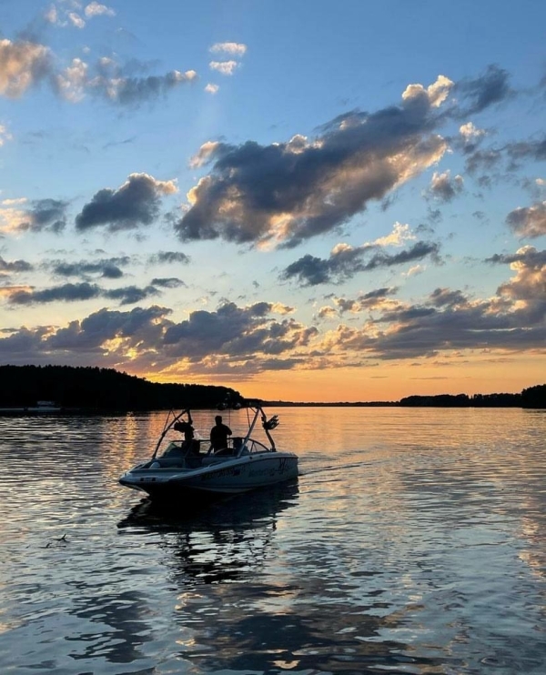 Приручи волну. Где заняться вейксерфингом в Москве?