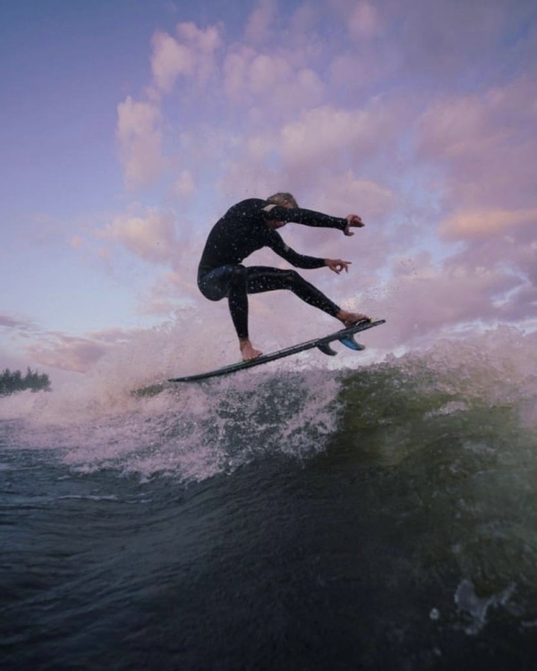 Приручи волну. Где заняться вейксерфингом в Москве?