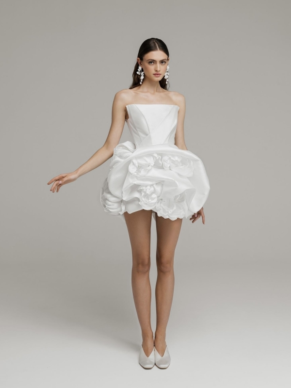 Чем больше платьев, тем лучше. 20 летних