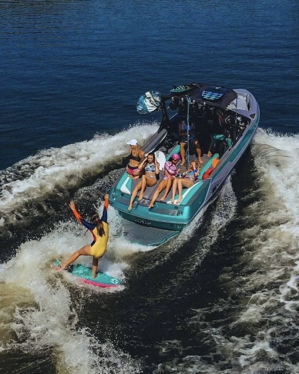 Приручи волну. Где заняться вейксерфингом в Москве?