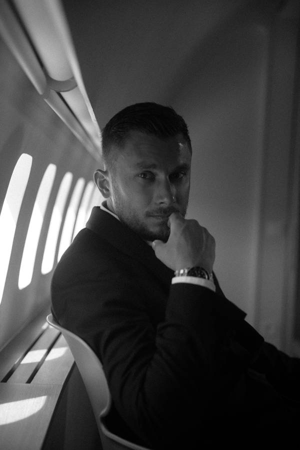 Церемония на крыле самолета, свадебный ужин у