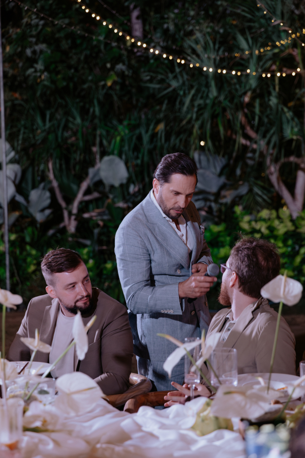 Церемония на крыле самолета, свадебный ужин у