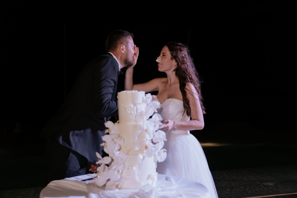 Церемония на крыле самолета, свадебный ужин у