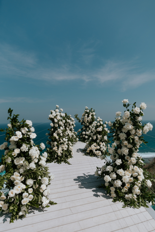 Церемония на крыле самолета, свадебный ужин у