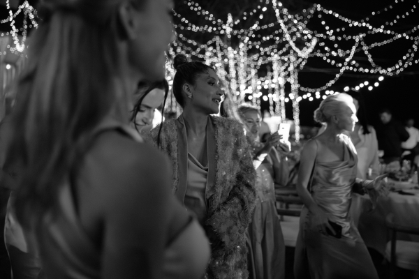 Церемония на крыле самолета, свадебный ужин у