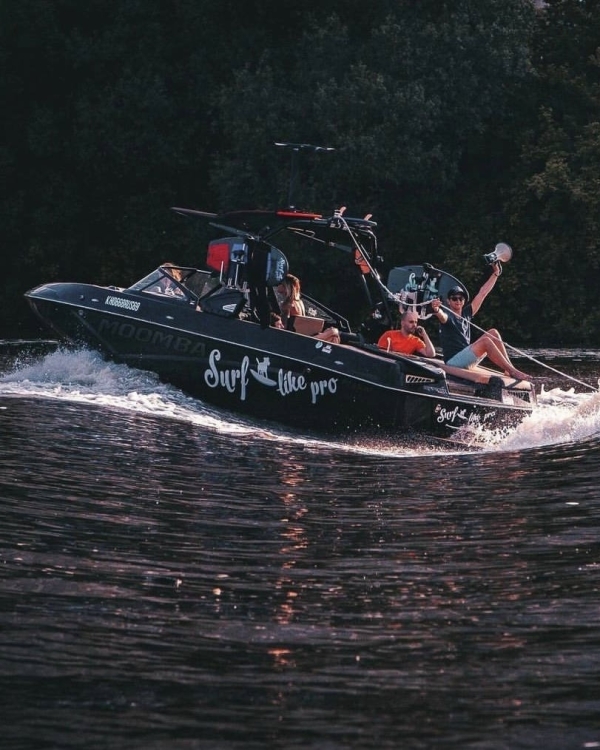 Приручи волну. Где заняться вейксерфингом в Москве?