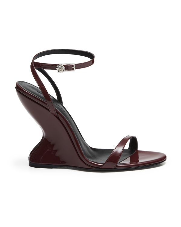 Больше, чем просто босоножки: 20 модных пар