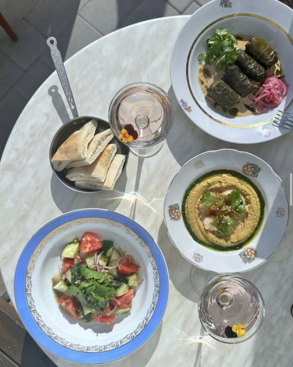 Яблоневый сад, оранжерея и таверна. 10 петербургских