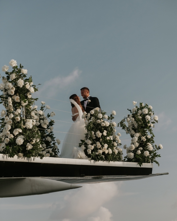 Церемония на крыле самолета, свадебный ужин у