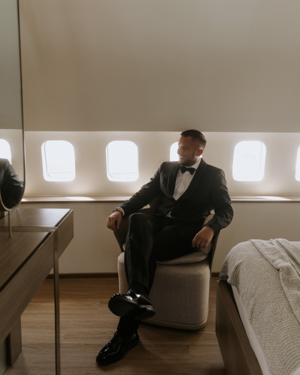 Церемония на крыле самолета, свадебный ужин у