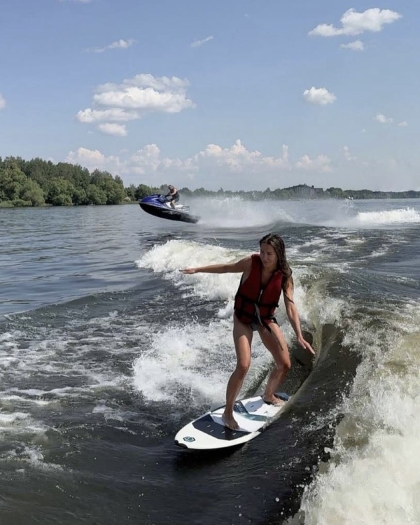 Приручи волну. Где заняться вейксерфингом в Москве?
