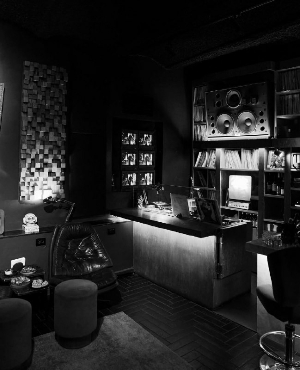 «Украденные поцелуи» в «Стрелке», выставка, вдохновленная одуванчиками,