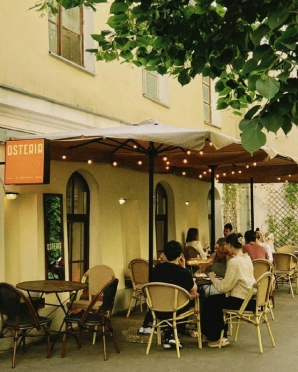 Крапива с крабом в Soma, Адель в