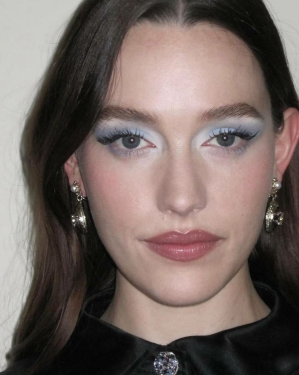 Звезда сериала «Ты» Виктория Педретти выходит замуж