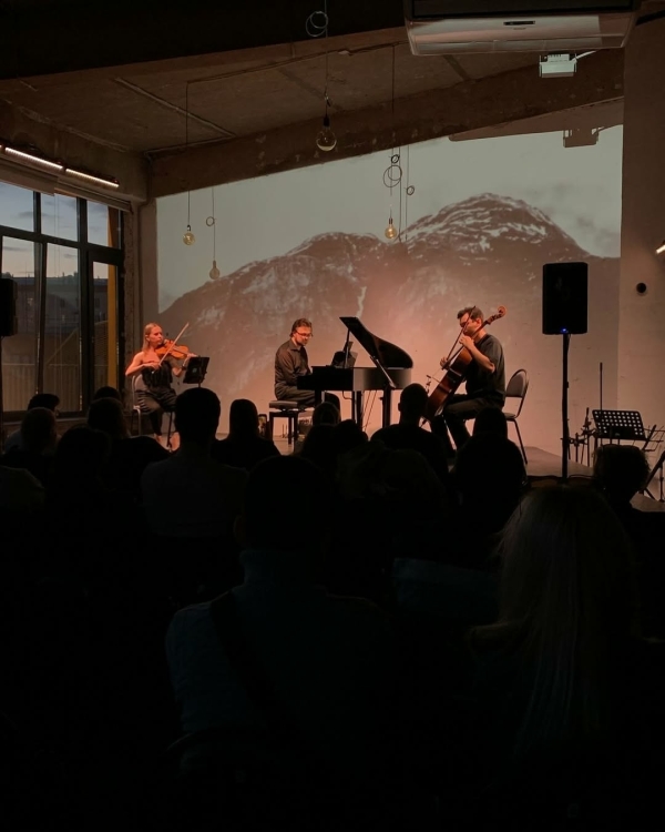 Крапива с крабом в Soma, Адель в