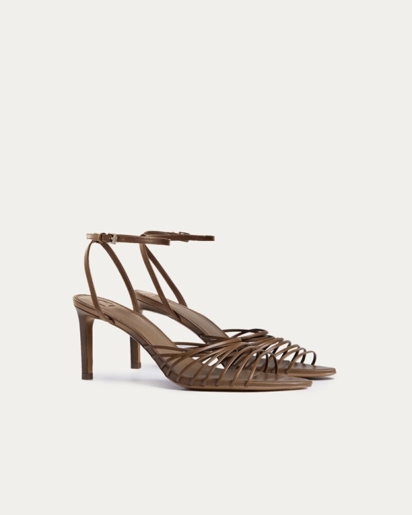 Где найти босоножки для свадебного образа?