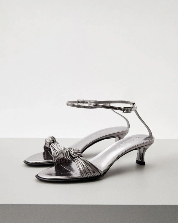 Где найти босоножки для свадебного образа?