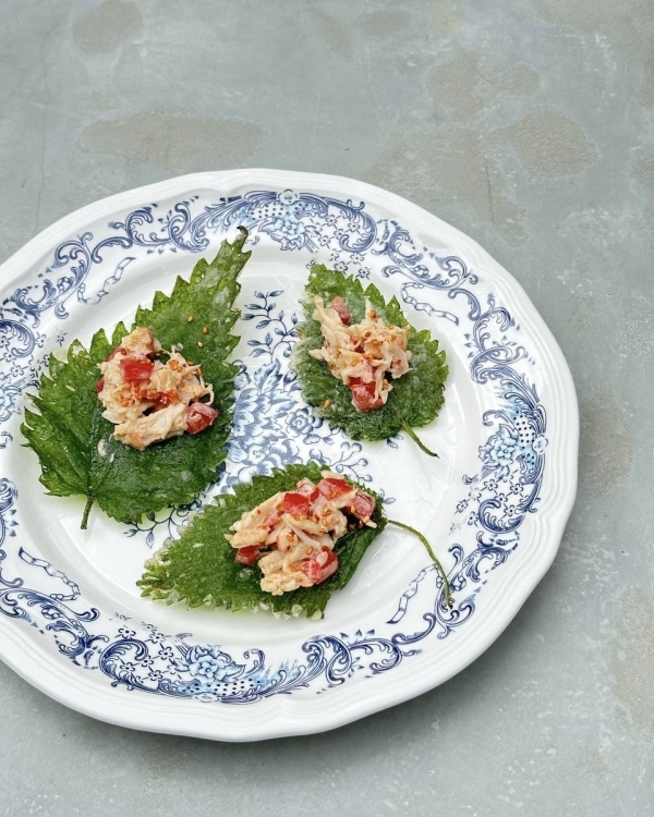 Крапива с крабом в Soma, Адель в