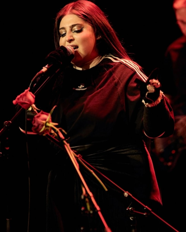 Крапива с крабом в Soma, Адель в