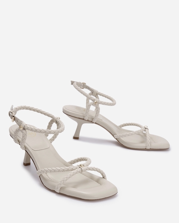 Где найти босоножки для свадебного образа?