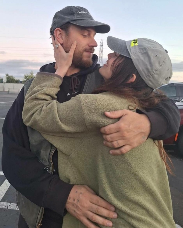 Звезда сериала «Ты» Виктория Педретти выходит замуж