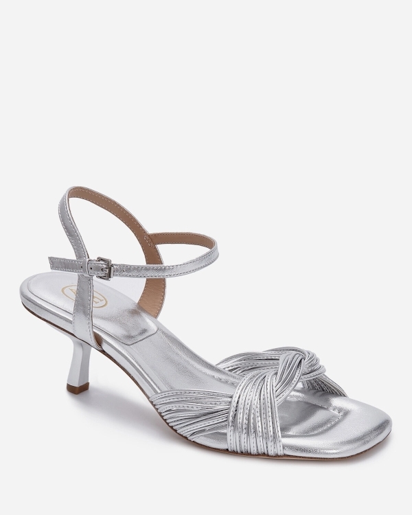 Где найти босоножки для свадебного образа?