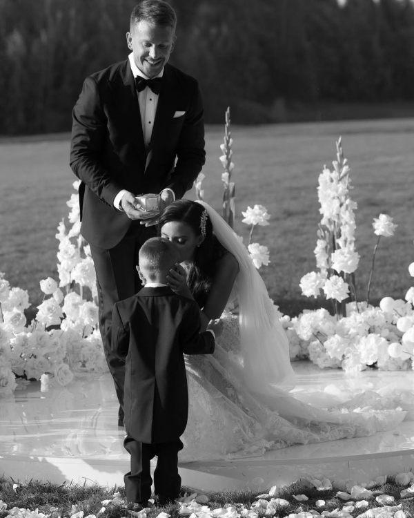 Нужно ли приглашать на свадьбу гостей вместе