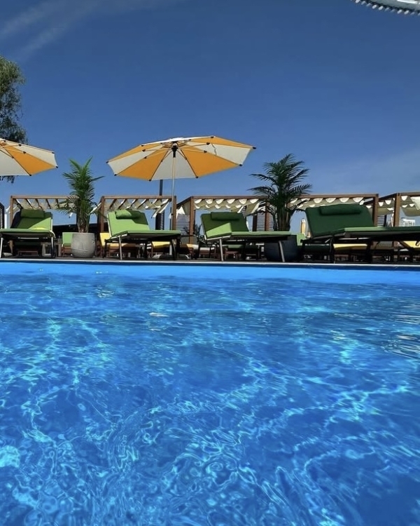 Лучшие пляжные клубы Москвы, где можно отпраздновать