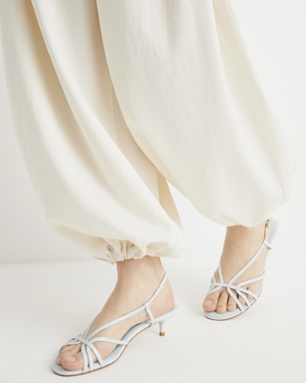 Где найти босоножки для свадебного образа?