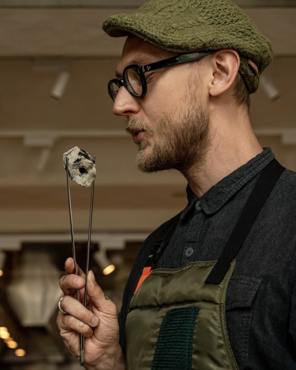 «Украденные поцелуи» в «Стрелке», выставка, вдохновленная одуванчиками,