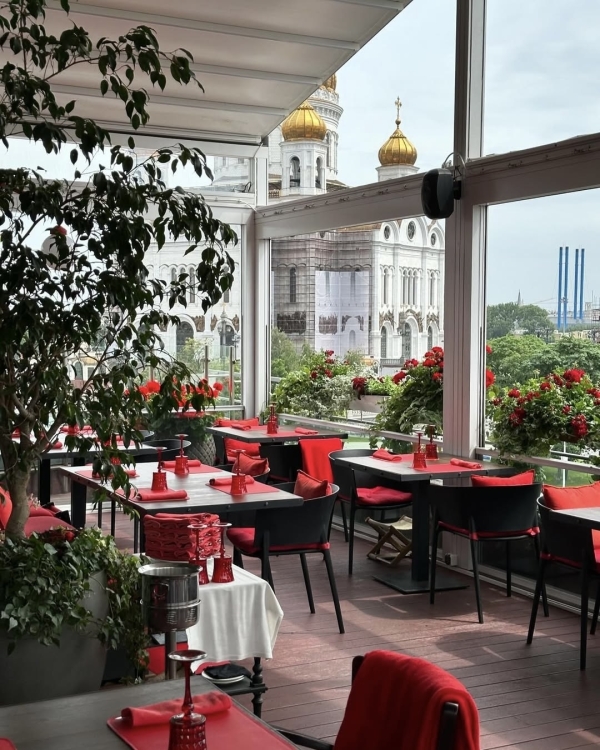 «Украденные поцелуи» в «Стрелке», выставка, вдохновленная одуванчиками,