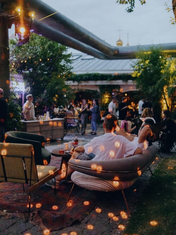 Бары с летними вечеринками, где можно устроить